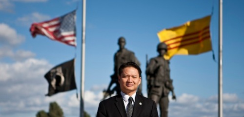 Tri Ta, người Mỹ gôc Việt đầu tiên được bầu làm thị trưởng thành phố tại Hoa Kỳ, đứng trước Đài tưởng niệm chiến tranh VN, Westminster, CA. Nov. 9, 2012. Allen J. Schaben/Los Angeles Times